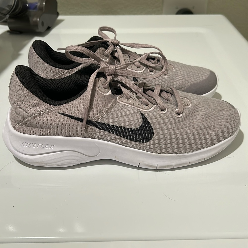 Women’s Nike size 8 Flex Experience 11 Running shoe. Color amethyst.